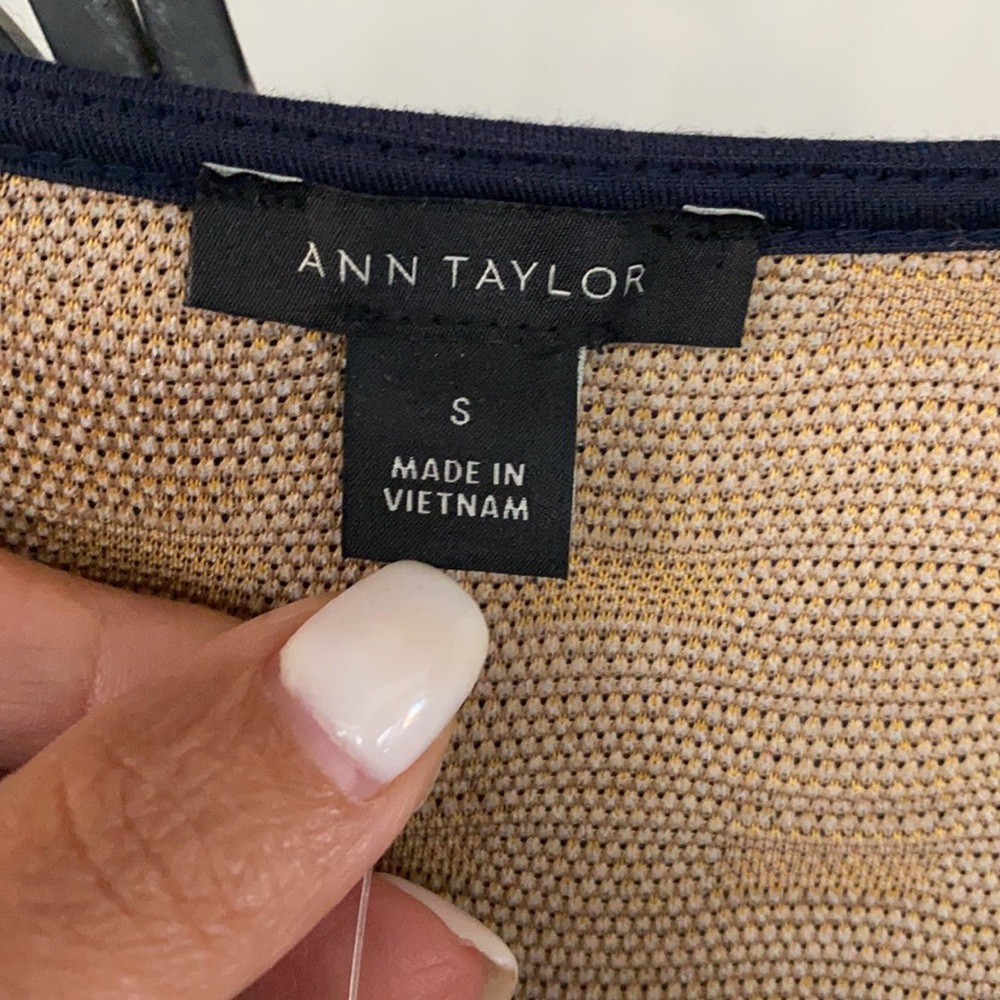 NWT Ann Taylor top. - Picture 4 of 10